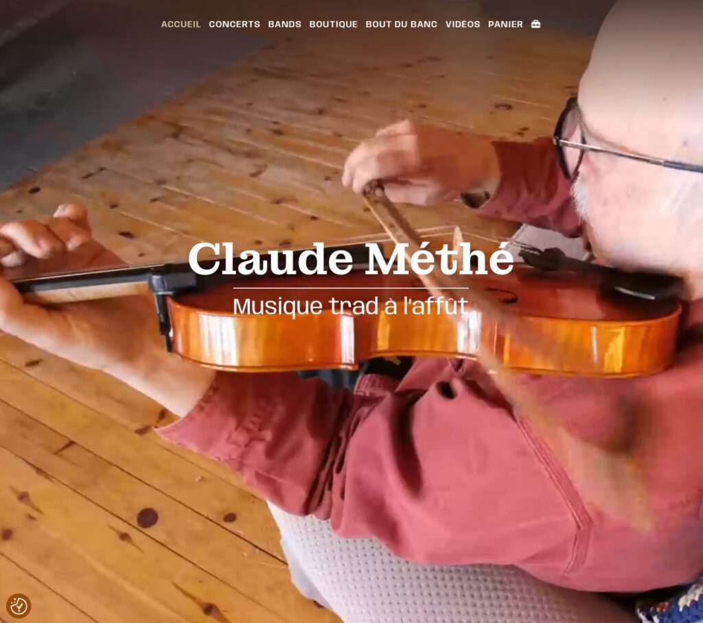 Claude joue son violon assis dans une chaise